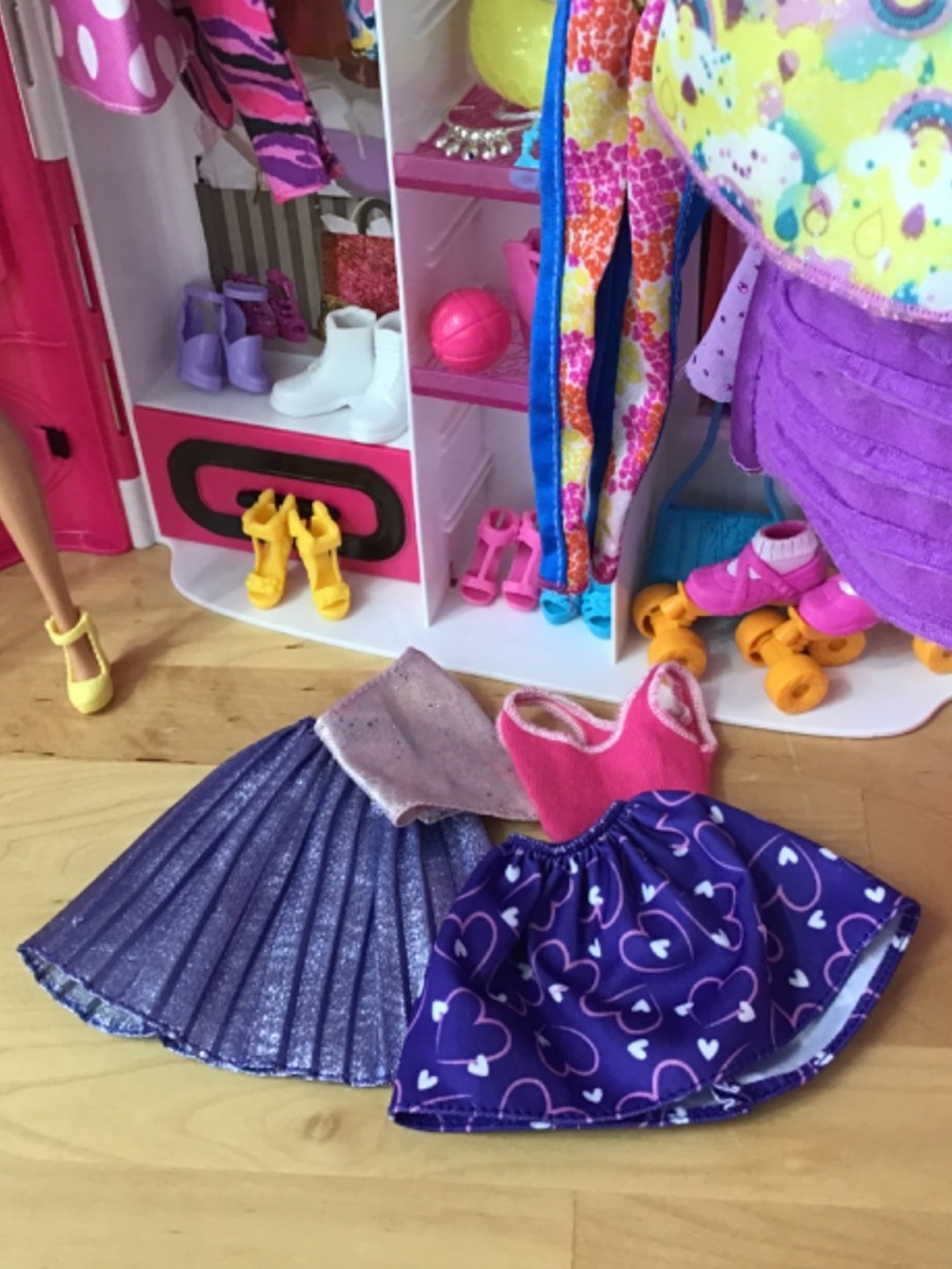 Barbie Doll and Closet with Clothes - Picture 4 of 12